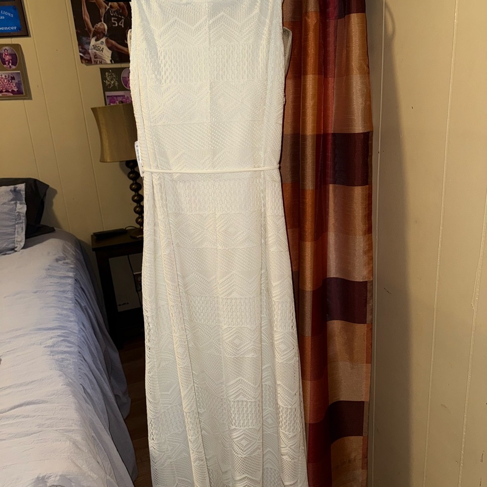 Elegant White Sleeveless Dress